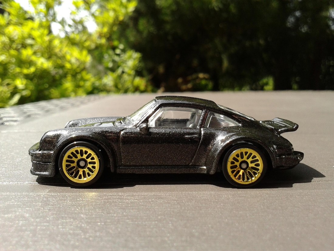 A Hot Wheels Porsche 930 Turbo on gold Real Riders