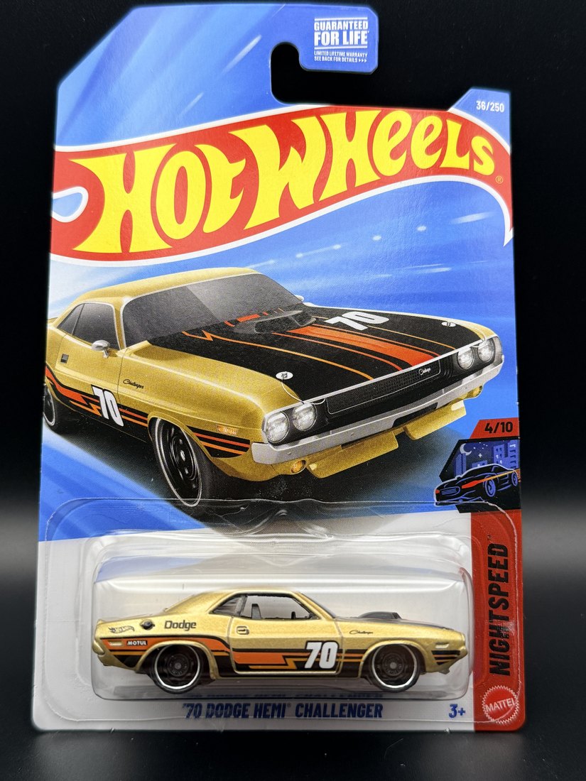 1970 Dodge '70 Hemi Challenger (Gold) Hot Wheels 1:64 diecast